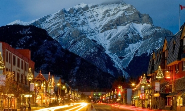 Best Places To Visit In December - Christmas In Alberta, Canada | Art In Voyage