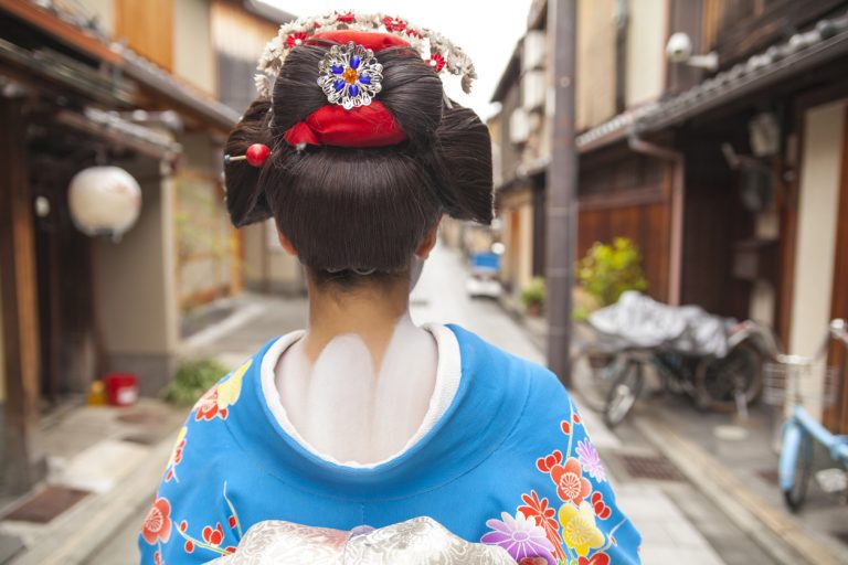 Geisha-from-behind-Kyoto-district-by-Art-In-Voyage.jpg