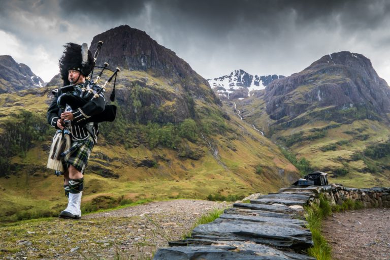 Traditional bagpiper in the scottish highlands, by Art In Voyage