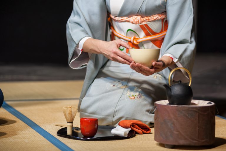 tea-ceremony-demonstration-Japan-by-Art-In-Voyage.jpg